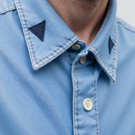 四十岁左右男性用户头像，穿蓝色衬衫，灰色背景，正面严肃表情